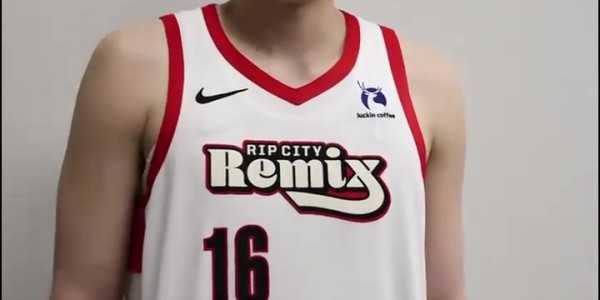 开云APP-背部有伤势！杨瀚森：先去治疗 再看看是否出战明日背靠背